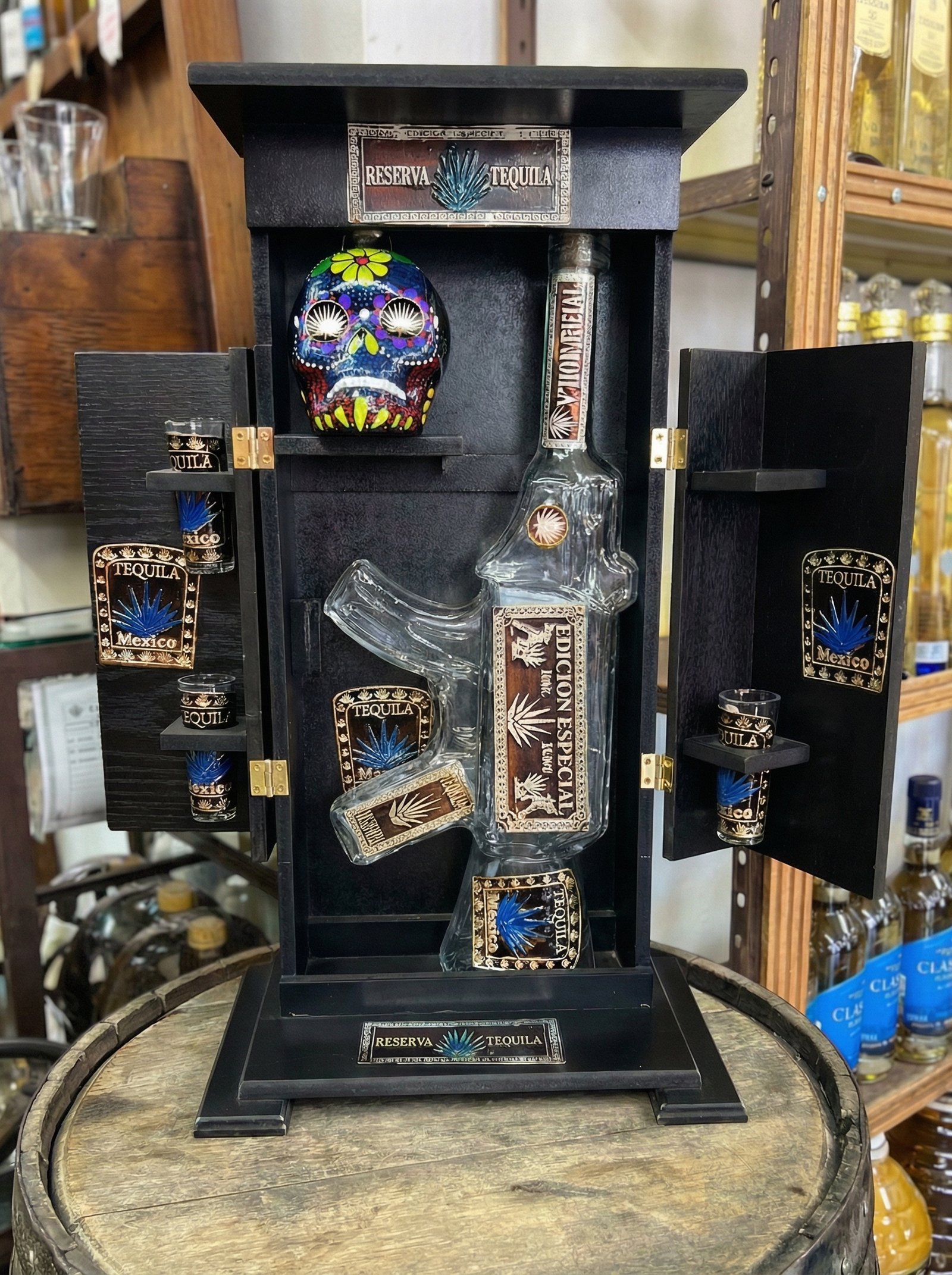 Estuche artesanal para tequila con forma de AK